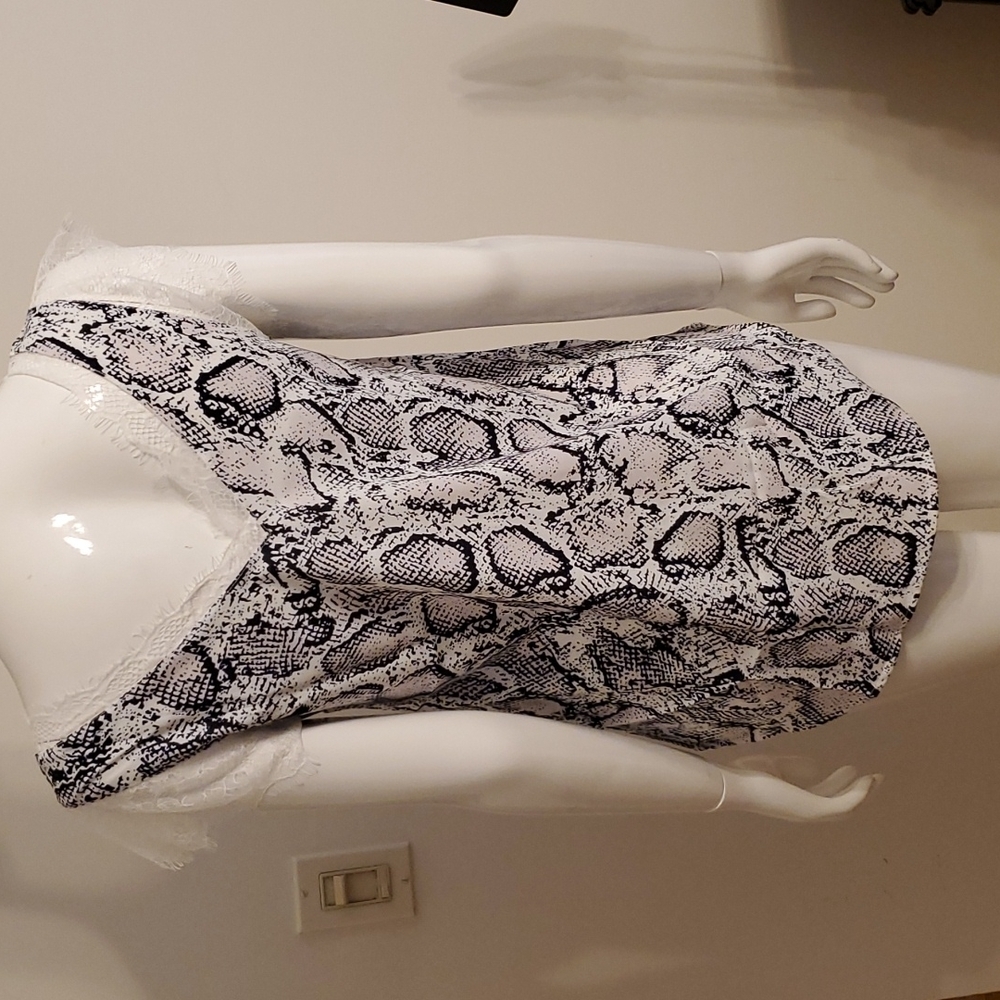 🎄5/$30🎄Blouse Black/White/Pink - Picture 5 of 6